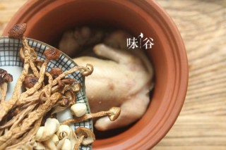  白莲茶树菇鸽子汤 | 味谷 第5步