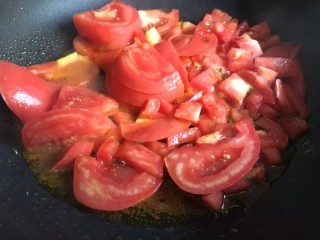  番茄金针菇疙瘩汤 第4步