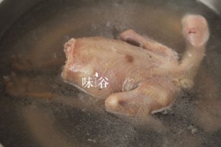  白莲茶树菇鸽子汤 | 味谷 第4步