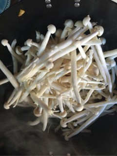  海鲜菇炒肉丝 第6步
