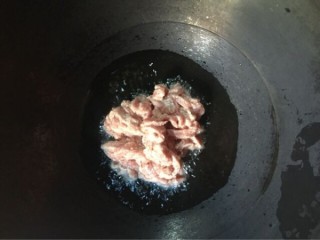 海鲜菇炒肉丝 第3步