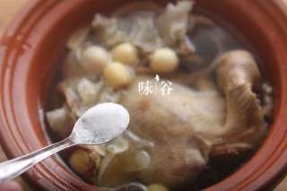  白莲茶树菇鸽子汤 | 味谷 第6步