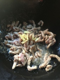  海鲜菇炒肉丝 第4步