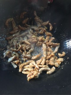 海鲜菇炒肉丝 第5步