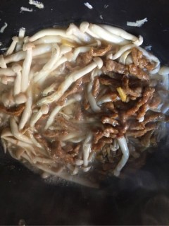  海鲜菇炒肉丝 第7步