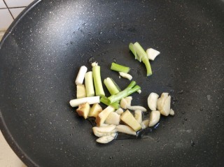  姬松茸茶树菇炖鸡腿 第7步