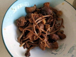  姬松茸茶树菇炖鸡腿 第3步