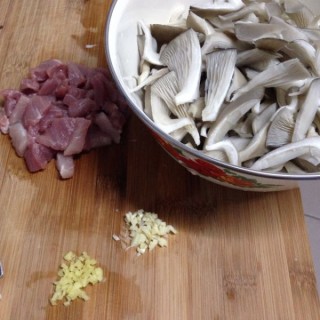  蘑菇炒肉 第1步