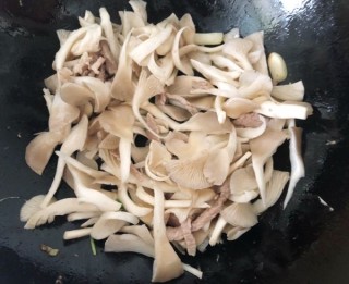  鲜肉炒蘑菇 第6步