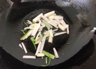  鲜肉炒蘑菇 第4步