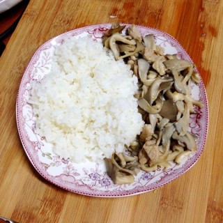  蘑菇炒肉 第4步