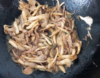  鲜肉炒蘑菇 第7步