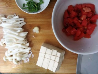  西红柿海鲜菇豆腐汤 第1步