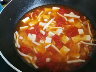  西红柿海鲜菇豆腐汤 第5步