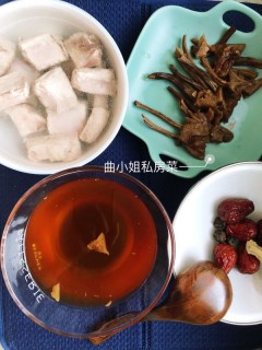  茶树菇当归红枣排骨汤 第1步