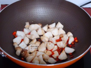  杏鲍菇焖豆腐 第3步