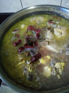  “月子鸡”～红菇米酒鸡汤*天然食材的传统做法* 第7步