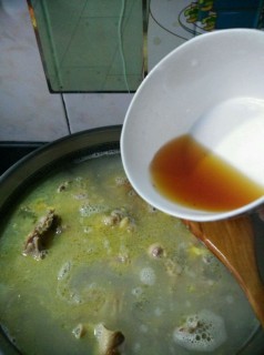  “月子鸡”～红菇米酒鸡汤*天然食材的传统做法* 第4步