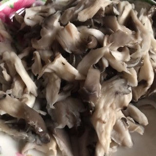  蘑菇炒肉 第2步