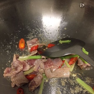  鲜香菇炒肉 第3步