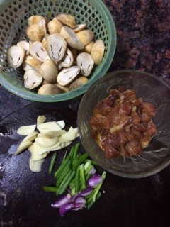  草菇炒肉片 第1步