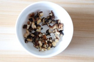  香菇肉臊子酸汤面 第3步