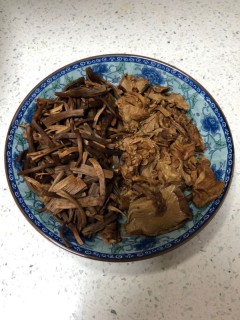  干锅茶树菇炒腊肉 第3步