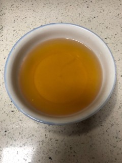  干锅茶树菇炒腊肉 第4步