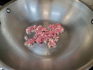  牛肉炒草菇 第3步