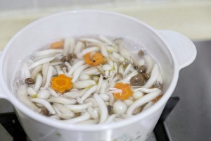  菌菇豆腐胡萝卜汤 第6步