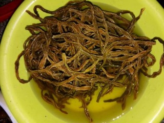  豇豆干茶树菇烧肉 第1步