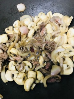  白蘑菇炒牛肉 第7步