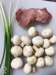  白蘑菇炒肉片 第1步