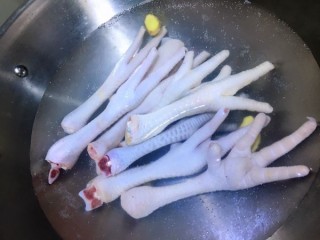  香菇红枣鸡脚汤 第3步