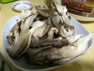  平菇炒肉片 第2步