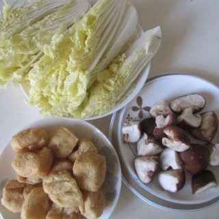  香菇豆腐泡娃娃菜 第1步