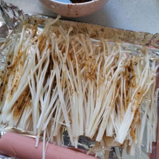  烤金针菇烤火腿肠 第3步