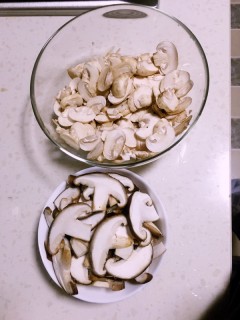  家常素菜：蒜爆双菇！炒蘑菇 第3步