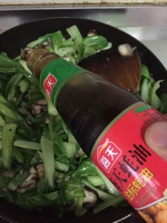  鲜香菇炒油菜 第6步