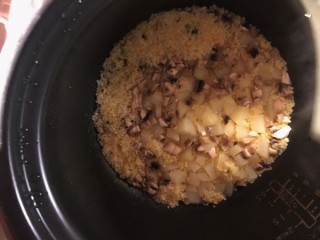  土豆蘑菇榨菜小米饭 第3步