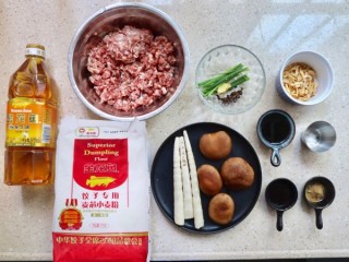  猪肉香菇笋丁水饺 第1步