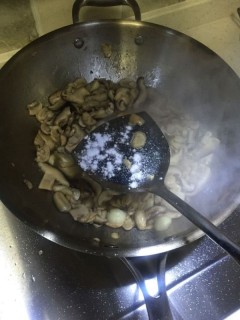  家常素菜：蒜爆双菇！炒蘑菇 第6步