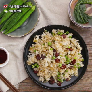  广式腊肠炒饭配海鲜菇番茄汤|太阳猫早餐 第3步