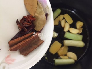  小鸡炖蘑菇 第7步