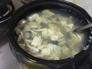  白贝豆腐海鲜菇汤 第2步
