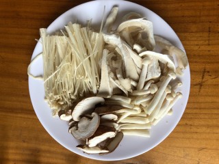  夏季养生菌菇虾仁汤 第2步