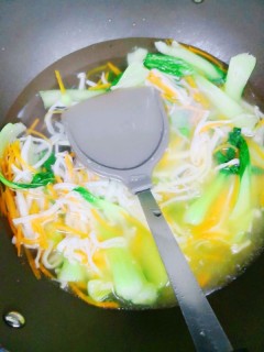  白玉菇青菜胡萝卜火腿丝汤 第8步