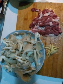  平菇肉片汤 第1步