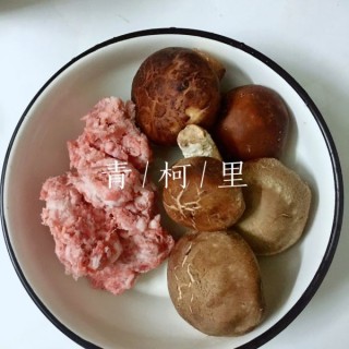  清淡快手菜：香菇蒸肉饼 第1步