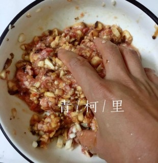  清淡快手菜：香菇蒸肉饼 第4步